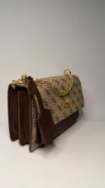 GUESS ACI KAHVE DETAYLI ÇAPRAZ ÇANTA - Görsel 2