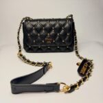 GUESS ZIMBALI ÇAPRAZ ASKILI OMUZ  ÇANTASI - SİYAH