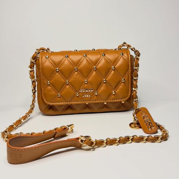 GUESS ZIMBALI ÇAPRAZ ASKILI OMUZ ÇANTASI – KAHVERENGİ