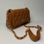 GUESS ZIMBALI ÇAPRAZ ASKILI OMUZ ÇANTASI – KAHVERENGİ - Görsel 2