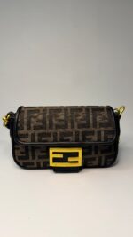 Baguette Fendi Deri Desenli Omuz Çantası