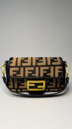 Baguette Fendi Deri Desenli Omuz Çantası
