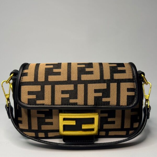 Baguette Fendi Deri Desenli Omuz Çantası